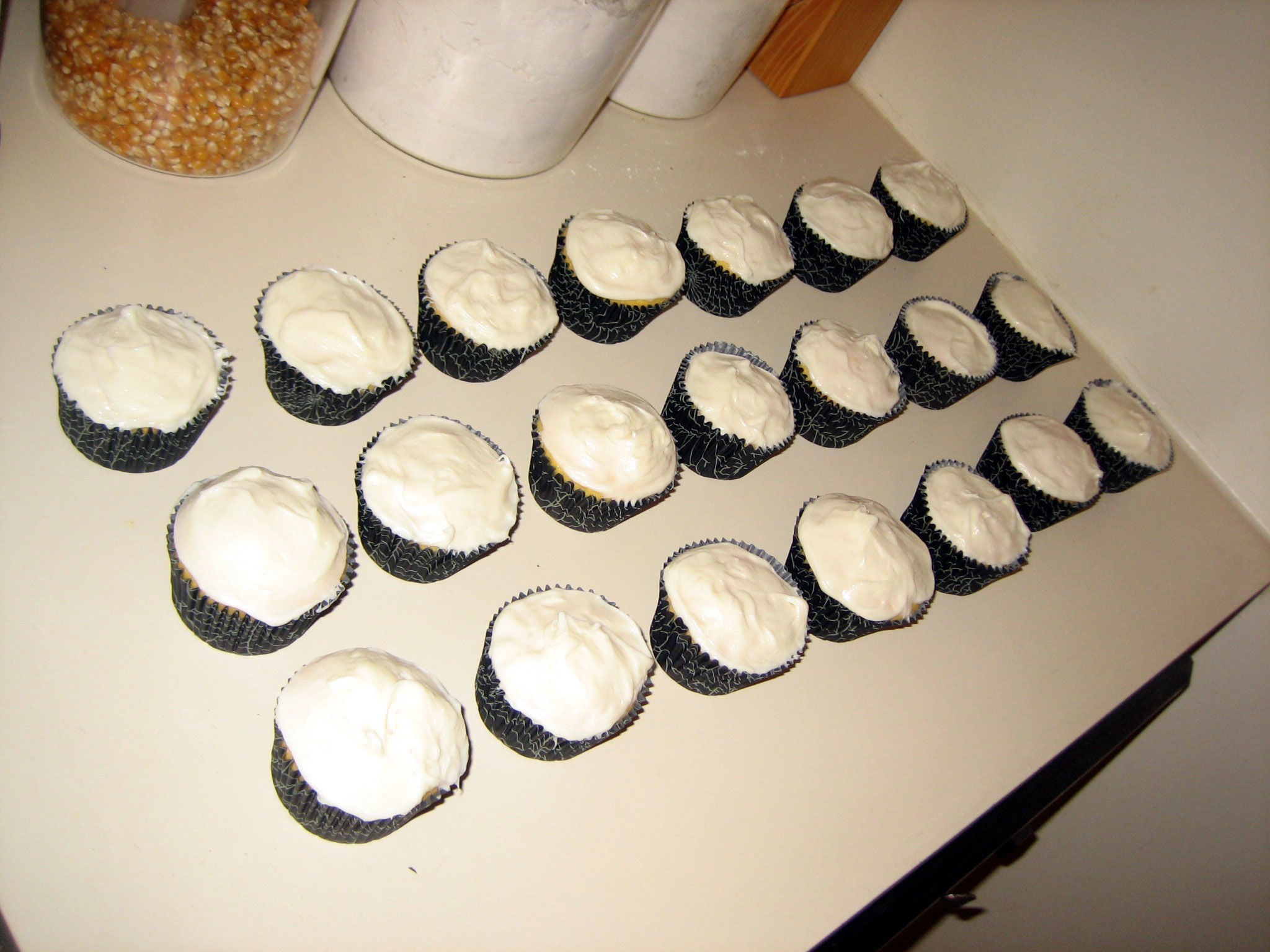cupcakes2 spider cupcakes with only white icing